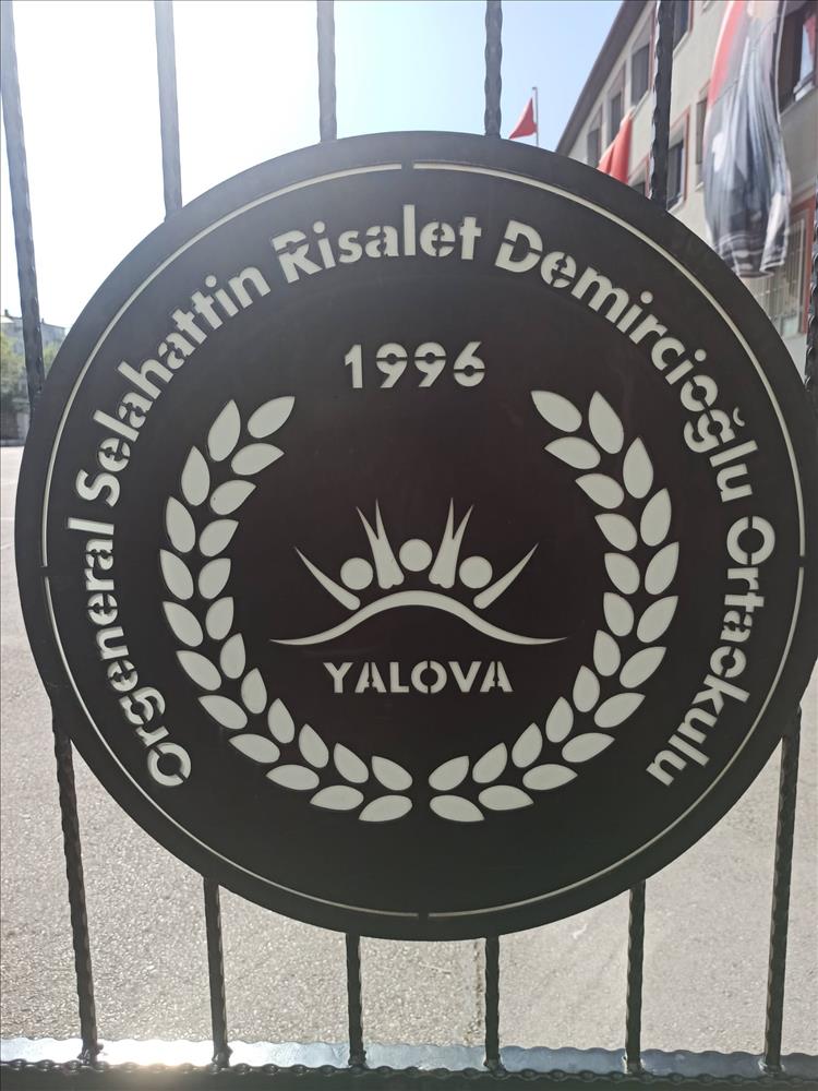YALOVA ÜNİVERSİTESİ MERKEZ KÜTÜPHANESİ’NDEN YALOVA ORGENERAL SELAHATTİN RİSALET DEMİRCİOĞLU ORTAOKULU KÜTÜPHANESİNE KİTAP BAĞIŞI