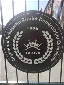 YALOVA ÜNİVERSİTESİ MERKEZ KÜTÜPHANESİ’NDEN YALOVA ORGENERAL SELAHATTİN RİSALET DEMİRCİOĞLU ORTAOKULU KÜTÜPHANESİNE KİTAP BAĞIŞI